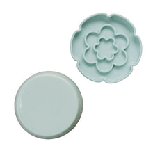 Charger l'image dans la galerie, Dexypaws Bol surélevé en céramique pour chat 7.75 oz - Avec ralentisseur - Forme de fleur - Vert sauge