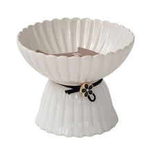 Charger l'image dans la galerie, Dexypaws Bol surélevé en céramique pour chat 8.45 oz, Blanc dentelé avec fleur noire