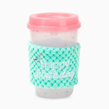 Charger l'image dans la galerie, Hugsmart "Yappy Birthday" Jouet en caoutchouc & tissu craquant pour chien - Café d'anniversaire - Rose