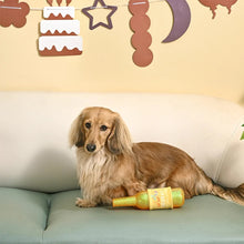 Charger l'image dans la galerie, Hugsmart "Yappy Birthday" Jouet en caoutchouc & tissu craquant pour chien - Chapeau - Vin