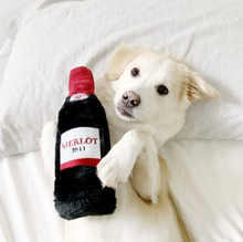 Charger l'image dans la galerie, Jouet pour chien peluche Zippy Paws, Bouteille de vin rouge