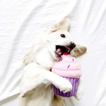 Charger l'image dans la galerie, Jouet pour chien peluche Zippy Paws, Cupcake rose