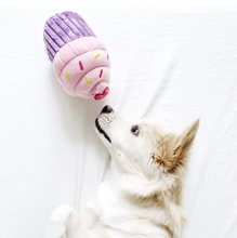 Charger l'image dans la galerie, Jouet pour chien peluche Zippy Paws, Cupcake rose
