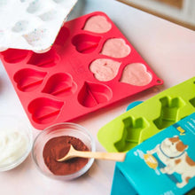 Charger l'image dans la galerie, Messy Mutts Moules à biscuits pour cuire et congeler en forme de coeur, Bleu et rouge (Paquet de 2)