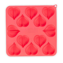 Charger l'image dans la galerie, Messy Mutts Moules à biscuits pour cuire et congeler en forme de coeur, Bleu et rouge (Paquet de 2)
