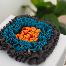 Charger l'image dans la galerie, Messy Mutts Tapis de fouille à ventouses - Carré 11" x 11"