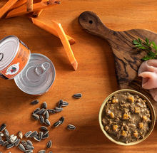 Charger l'image dans la galerie, Conserve pour chat Fromm Four Star- Caisse de 12 -Entrée de dinde effilochée en sauce 5.5oz