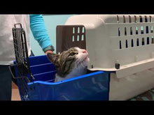 Charger et lire la vidéo dans la visionneuse de la Galerie, Vanness Porte-Chat « Calm Carrier » à Tiroir « E-Z Load » Coulissant