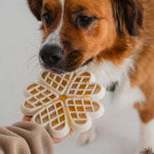 Charger l&#39;image dans la galerie, Dexypaws Tapis de léchage en silicone &quot;Cache-cache&quot; à alimentation lente - Coeurs - Crème au beurre
