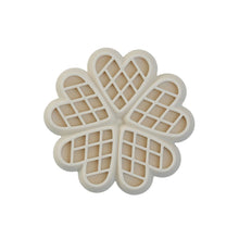 Charger l&#39;image dans la galerie, Dexypaws Tapis de léchage en silicone &quot;Cache-cache&quot; à alimentation lente - Coeurs - Crème au beurre
