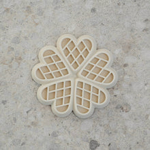 Charger l&#39;image dans la galerie, Dexypaws Tapis de léchage en silicone &quot;Cache-cache&quot; à alimentation lente - Coeurs - Crème au beurre
