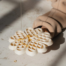 Charger l&#39;image dans la galerie, Dexypaws Tapis de léchage en silicone &quot;Cache-cache&quot; à alimentation lente - Coeurs - Crème au beurre
