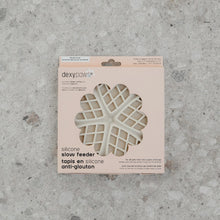 Charger l&#39;image dans la galerie, Dexypaws Tapis de léchage en silicone &quot;Cache-cache&quot; à alimentation lente - Coeurs - Crème au beurre
