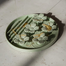 Charger l&#39;image dans la galerie, Dexypaws Tapis de léchage en silicone &quot;Cache-cache&quot; à alimentation lente - Fleurs - Vert sauge
