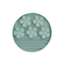 Charger l&#39;image dans la galerie, Dexypaws Tapis de léchage en silicone &quot;Cache-cache&quot; à alimentation lente - Fleurs - Vert sauge
