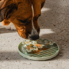 Charger l&#39;image dans la galerie, Dexypaws Tapis de léchage en silicone &quot;Cache-cache&quot; à alimentation lente - Fleurs - Vert sauge
