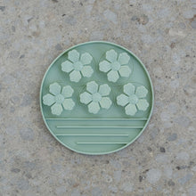 Charger l&#39;image dans la galerie, Dexypaws Tapis de léchage en silicone &quot;Cache-cache&quot; à alimentation lente - Fleurs - Vert sauge
