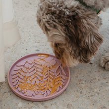 Charger l&#39;image dans la galerie, Dexypaws Tapis de léchage stimulant - Forme de cercle et motifs de feuillage - Rose poudré
