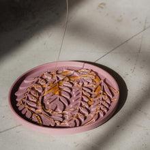 Charger l&#39;image dans la galerie, Dexypaws Tapis de léchage stimulant - Forme de cercle et motifs de feuillage - Rose poudré
