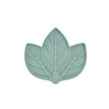 Charger l&#39;image dans la galerie, Dexypaws Tapis de léchage stimulant - Forme de feuille - Vert sauge
