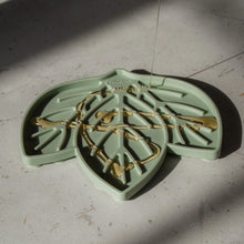 Charger l&#39;image dans la galerie, Dexypaws Tapis de léchage stimulant - Forme de feuille - Vert sauge
