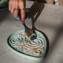 Charger l&#39;image dans la galerie, Dexypaws Tapis de léchage stimulant - Forme de goûte de rosée - Bleu ciel
