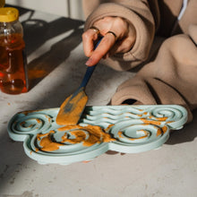 Charger l&#39;image dans la galerie, Dexypaws Tapis de léchage stimulant - Forme de nuage - Bleu ciel
