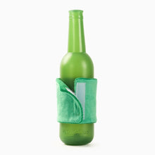 Charger l'image dans la galerie, Hugsmart "Boozy Tailz" Jouet en caoutchouc &amp; tissu craquant pour chien - Heinecanine
