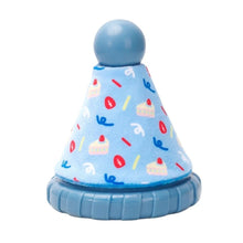 Charger l'image dans la galerie, Hugsmart "Yappy Birthday" Jouet en caoutchouc &amp; tissu craquant pour chien - Chapeau - Bleu
