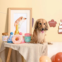 Charger l'image dans la galerie, Hugsmart "Yappy Birthday" Jouet en caoutchouc &amp; tissu craquant pour chien - Chapeau - Bleu
