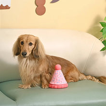 Charger l'image dans la galerie, Hugsmart "Yappy Birthday" Jouet en caoutchouc &amp; tissu craquant pour chien - Chapeau - Rose
