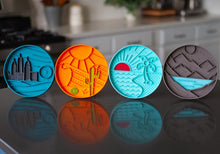 Charger l&#39;image dans la galerie, Messy Mutts Bol d&#39;alimentation en silicone - Gris à motif de montagnes
