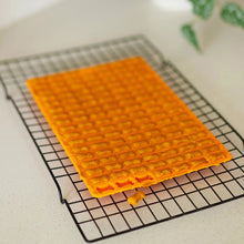 Charger l&#39;image dans la galerie, Messy Mutts Moule à mini friandises en silicone - Pqt de 2 - Orange et bleu
